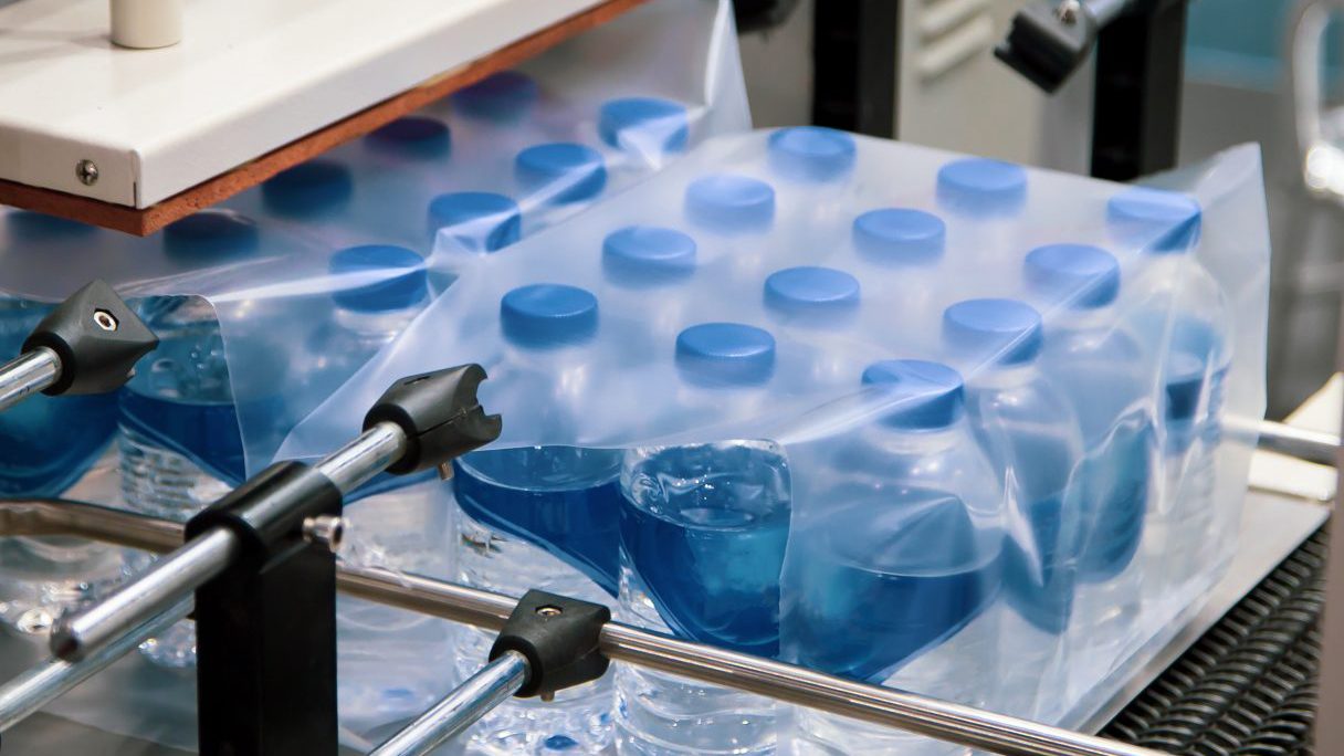 Shrink film wrapping machine for bottle of water